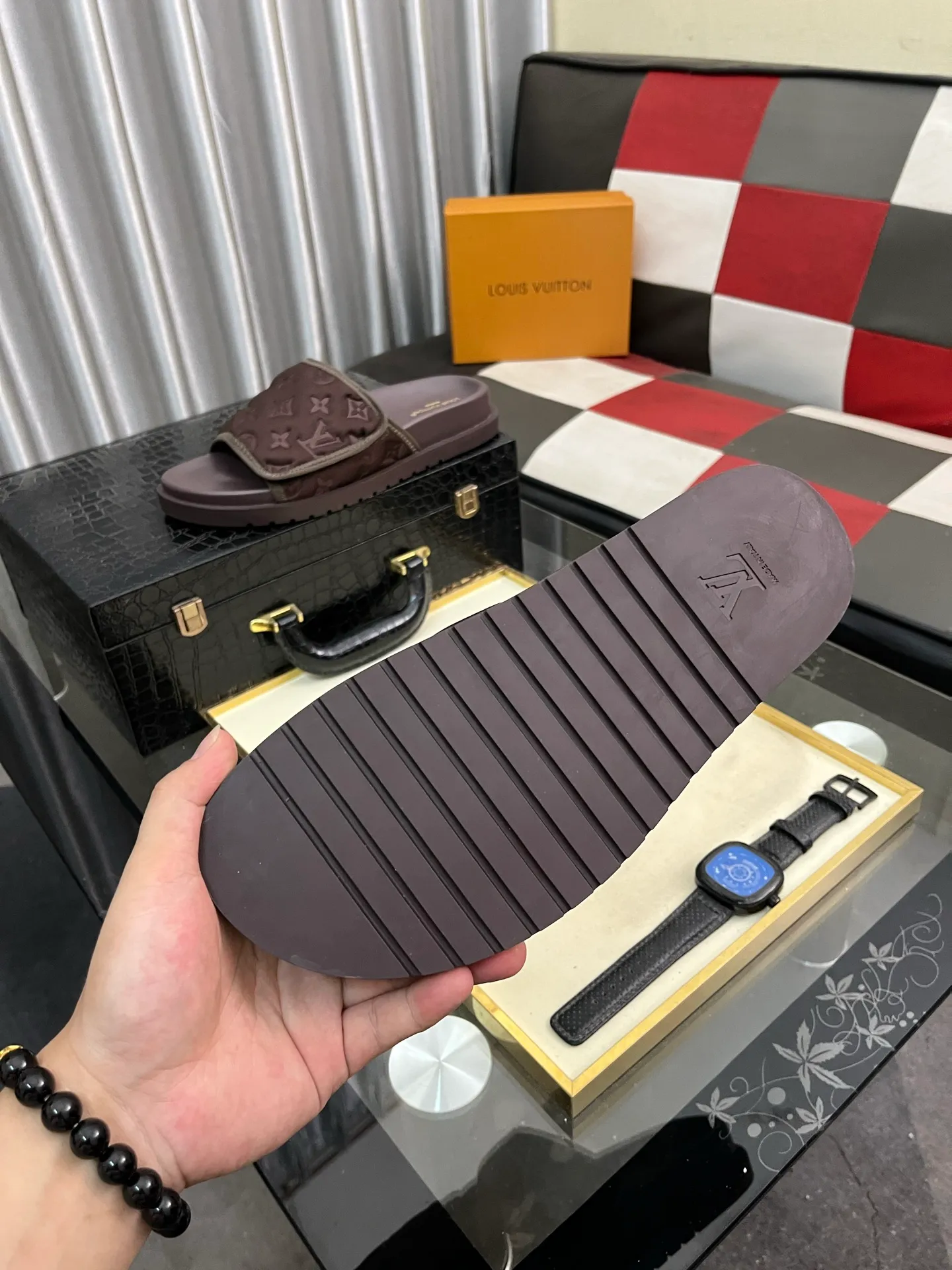 Men's men's shoes💰320⌚️⌚️[Louis Vuitton LV slippers] (high-end cowhide) counter 1:1 fashion style summer must-have! The designer used LV’s iconic outsole. The original simple slippers instantly become fashionable! The upper is made of flexible special cowhide leather straps alternately, and the workmanship is exquisite! A must-have for stylish men in summer, size 38-44